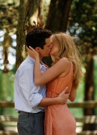 serena-and-carter-kiss